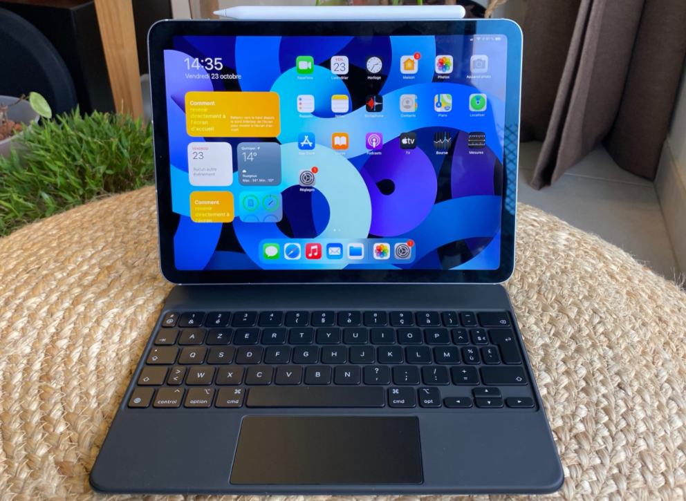 iPad Air 4 front with keyboard
