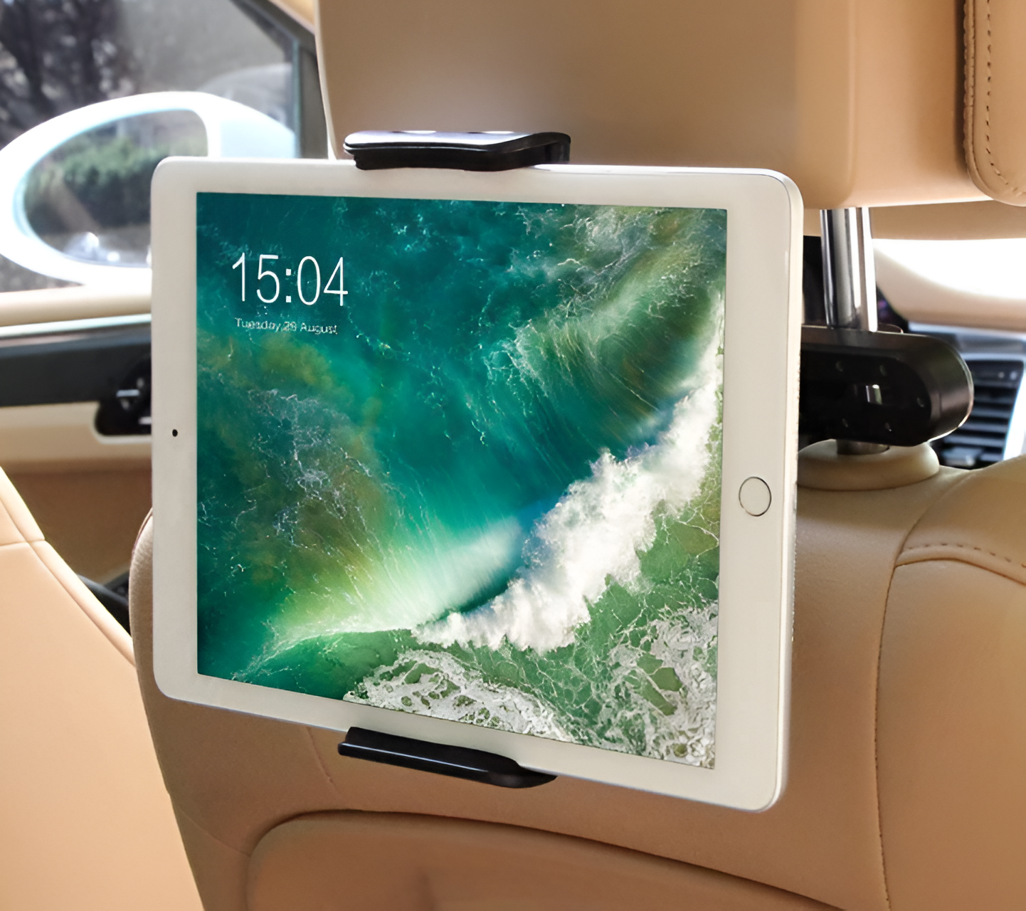 Un viejo iPad montado en el reposacabezas de un coche, transformándolo en una elegante pantalla digital.