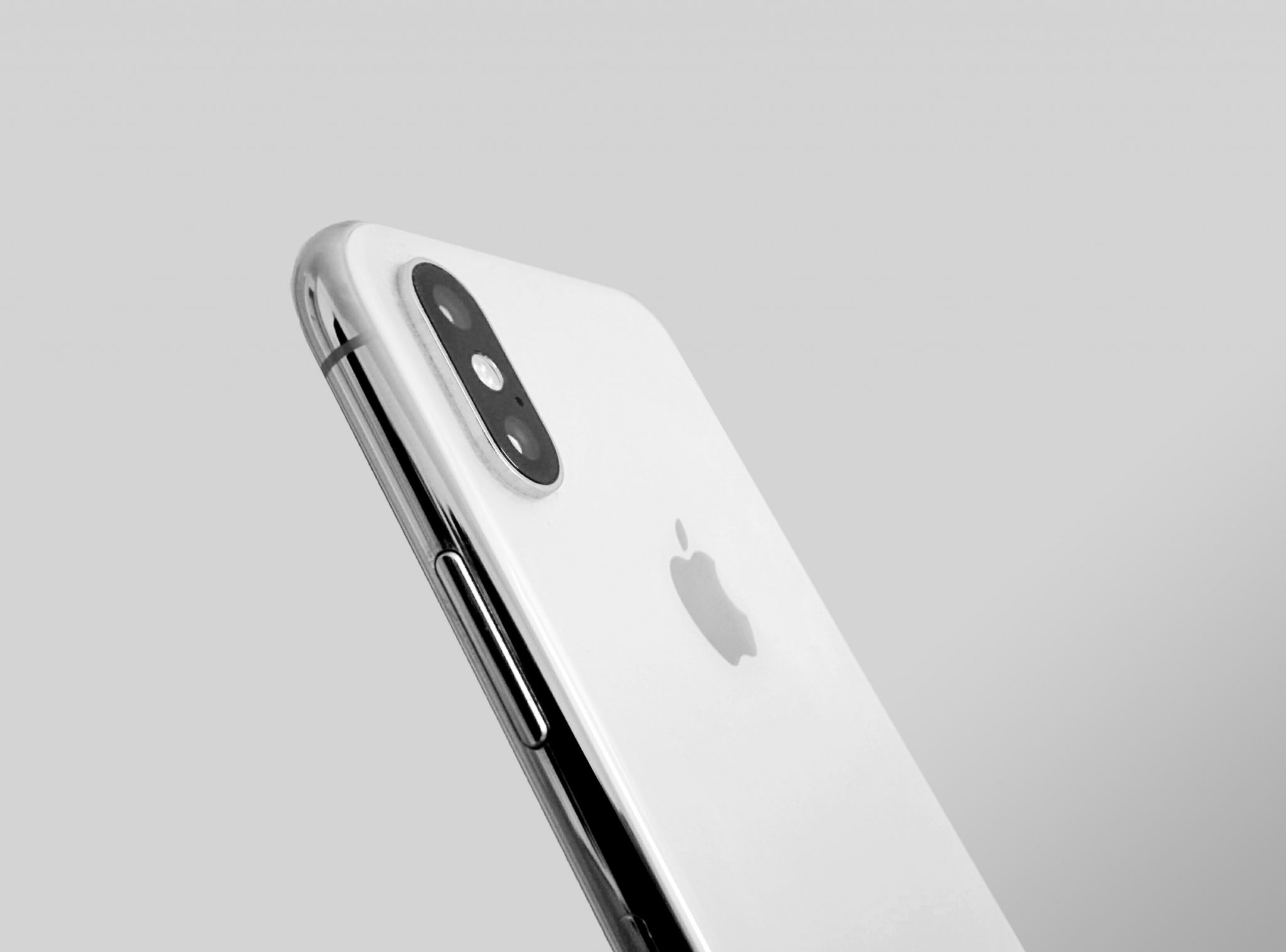 Lateral de iPhone X blanco sobre fondo vacío