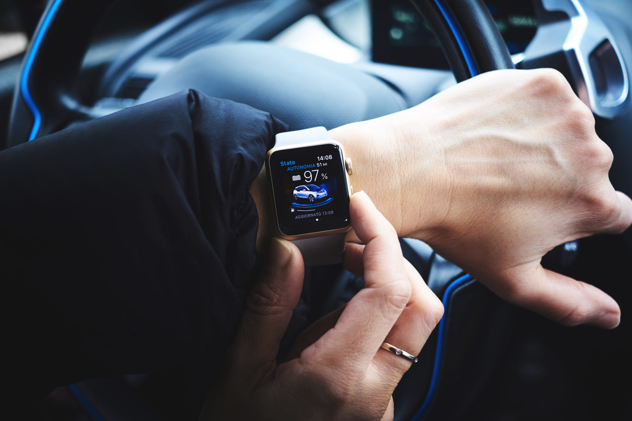 Person holding a gold aluminum Apple Watch