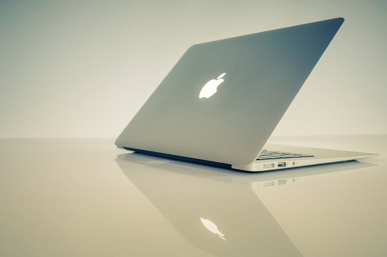 MacBook abierto con fondo minimalista