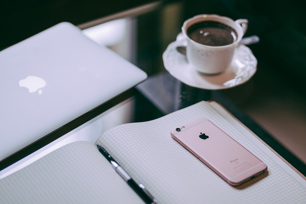 iPhone y MacBook en una mesa